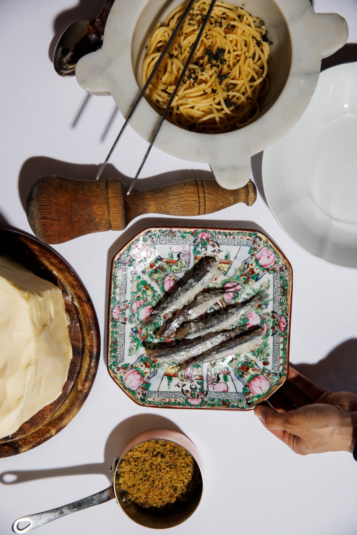 Spaghetti alle erbe con alici marinate e mortaio di marmo