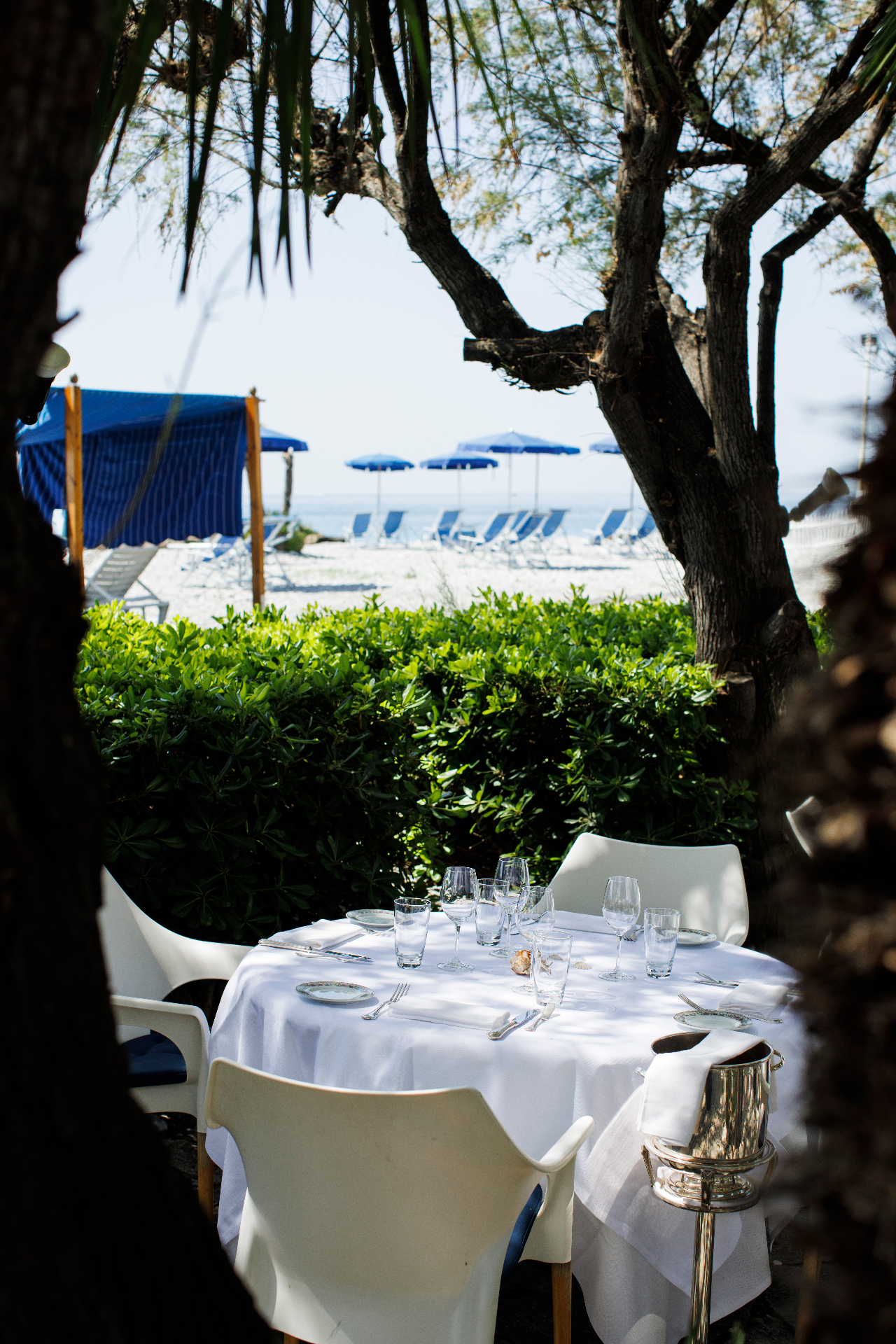 Un tavolo apparecchiato nel giardino sul mare del Ristorante Marco Polo