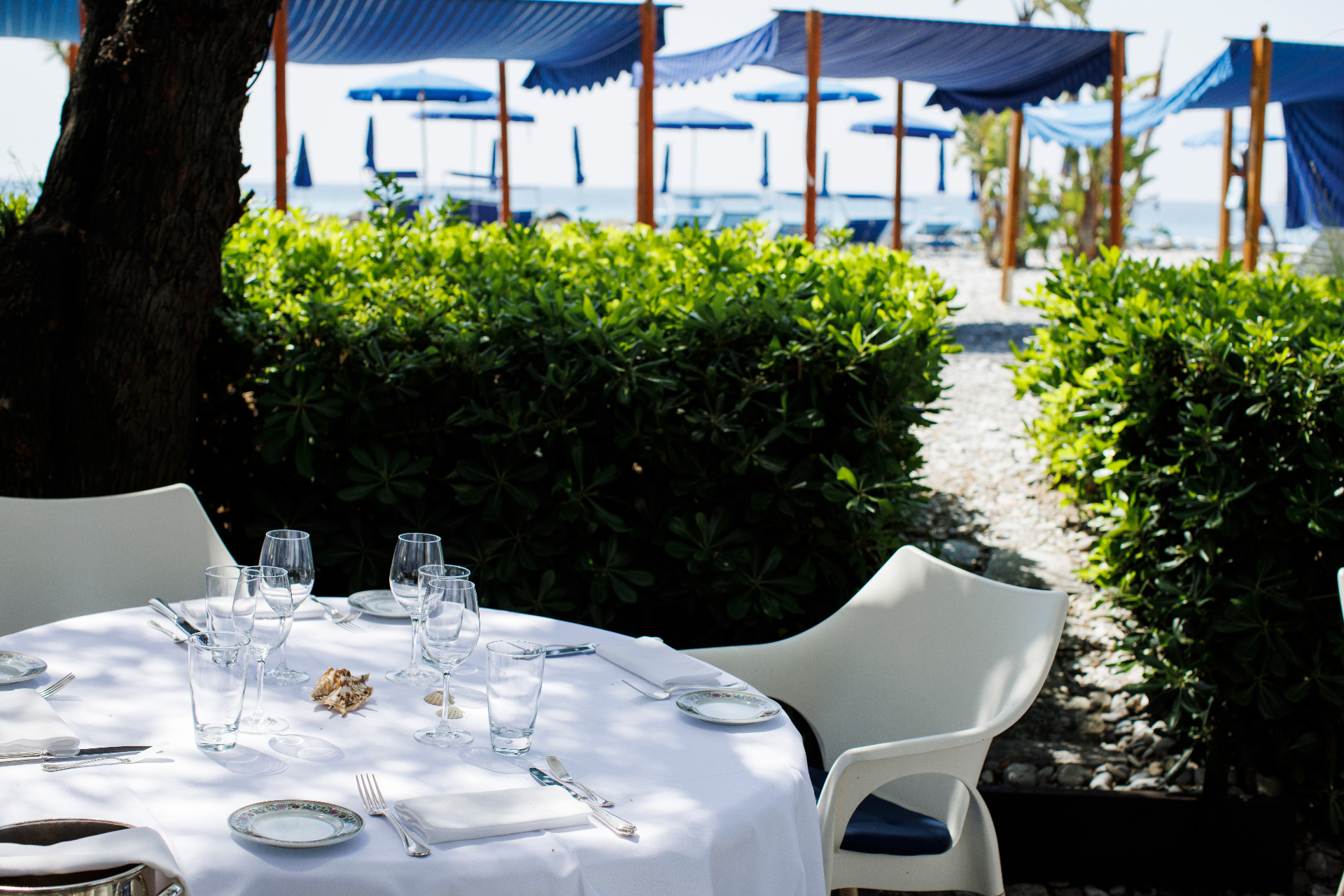 Un tavolo nel giardino del Ristorante Marco Polo con il mare sullo sfondo